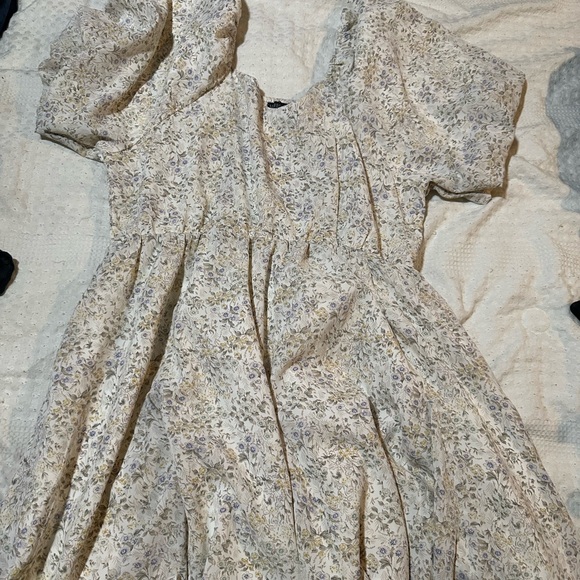 Dresses & Skirts - Floral Puff Sleeve Dress